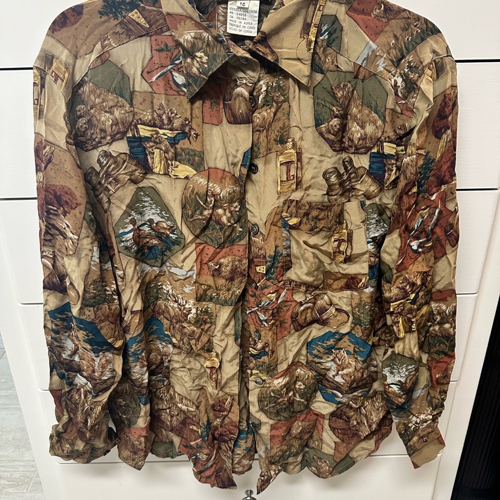 Vintage Evan Picone Women’s Earth Toned Outdoor themed button down. 100% silk